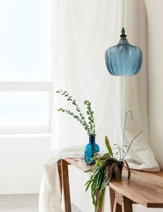 tania lampa szklana niebieska